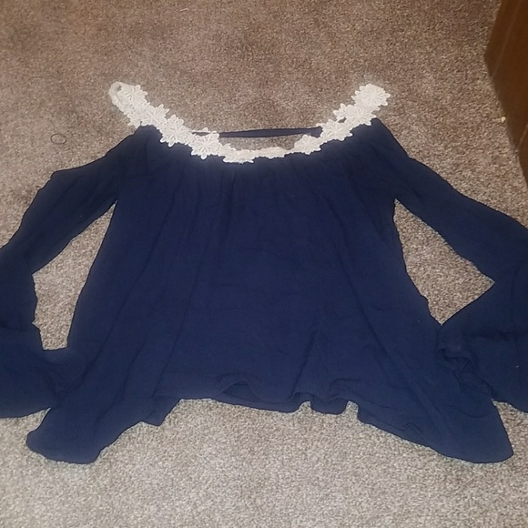 Adorable cold shoulder top. Woman's small - Picture 1 of 4
